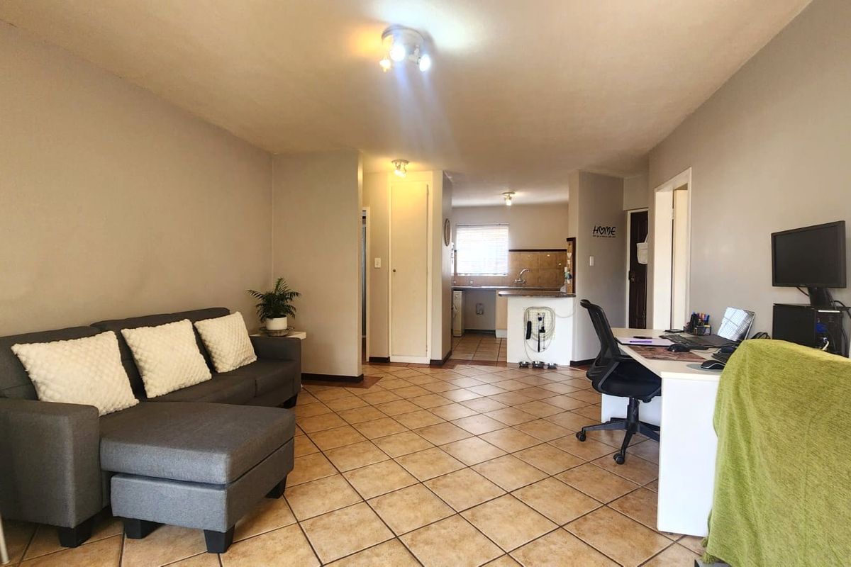 Neat Corner Unit with Exceptionally Large Garden - Photo 3