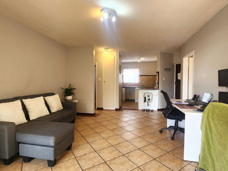 Neat Corner Unit with Exceptionally Large Garden - Photo 3