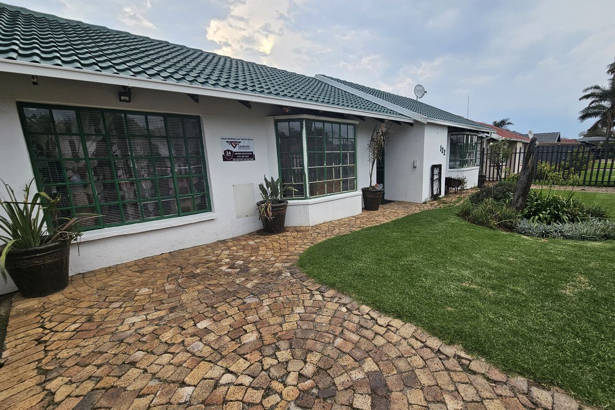 Charming 3-Bedroom Family Home with Versatile Living Spaces - Photo 2