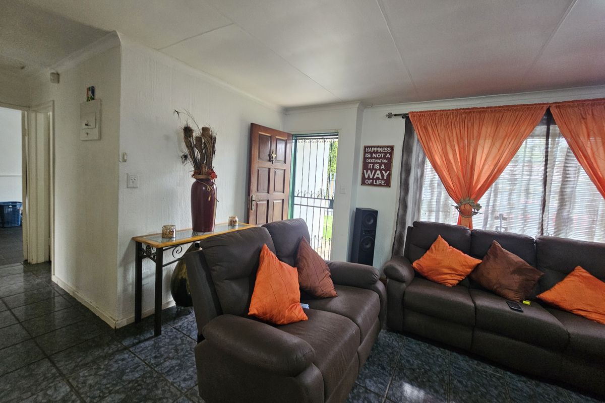 Charming 3-Bedroom Family Home with Versatile Living Spaces - Photo 5