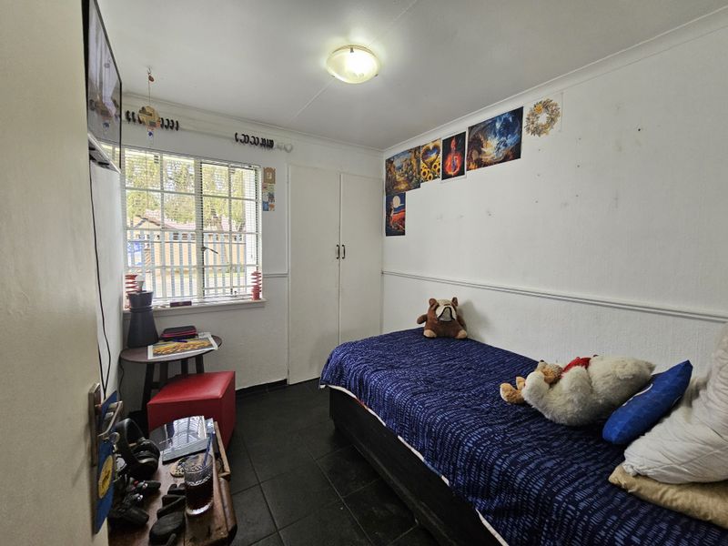 Charming 3-Bedroom Family Home with Versatile Living Spaces - Photo 10