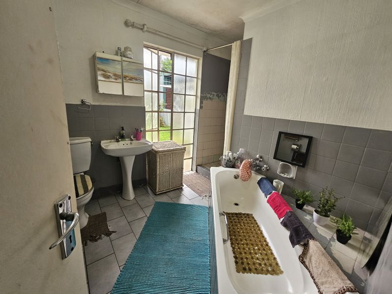 Charming 3-Bedroom Family Home with Versatile Living Spaces - Photo 8