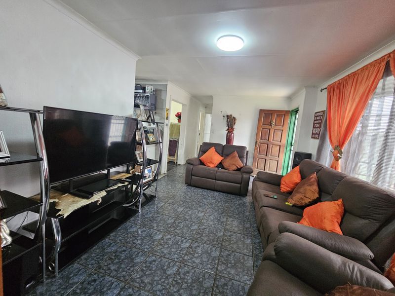 Charming 3-Bedroom Family Home with Versatile Living Spaces - Photo 6