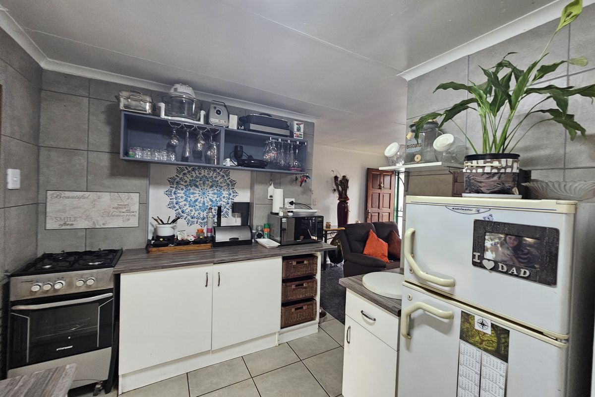 Charming 3-Bedroom Family Home with Versatile Living Spaces - Photo 4