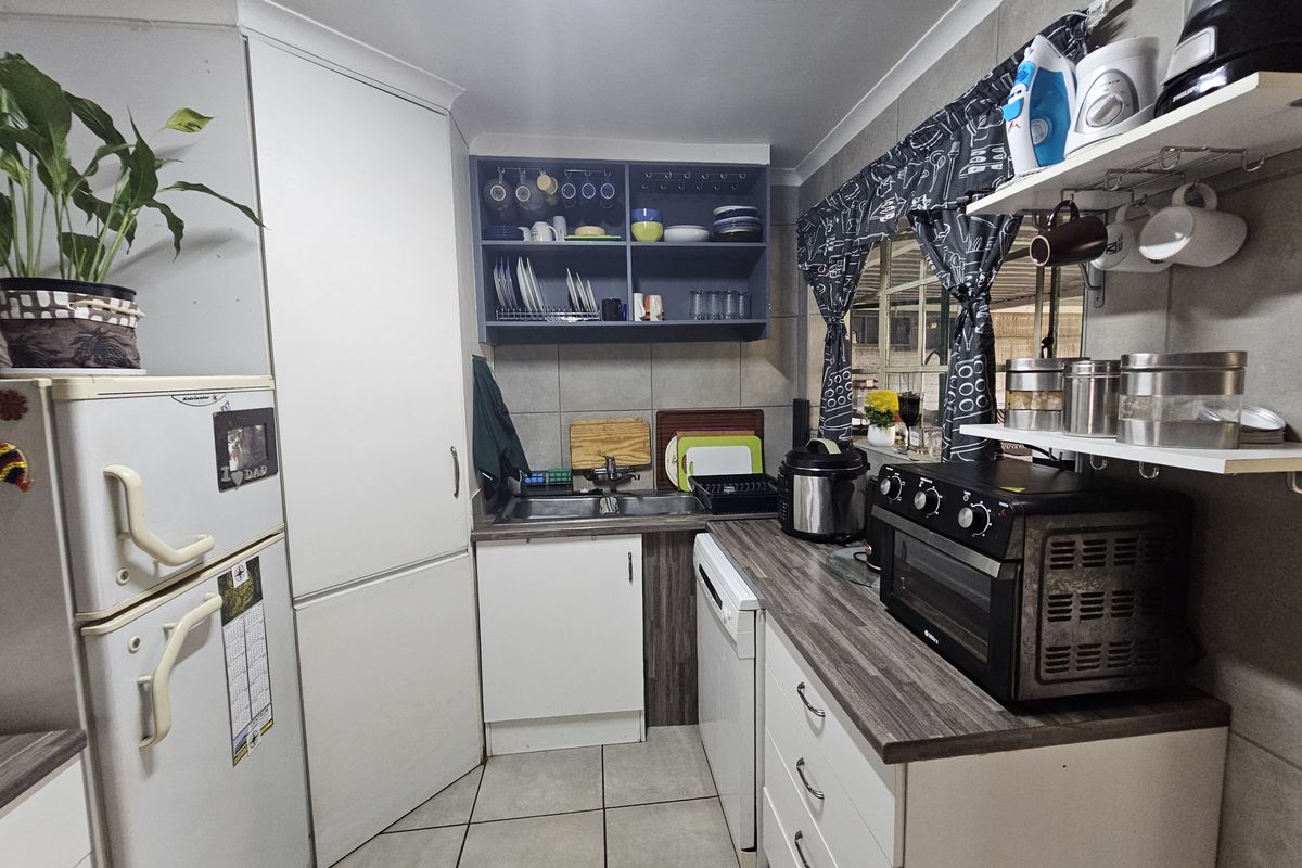 Charming 3-Bedroom Family Home with Versatile Living Spaces - Photo 3