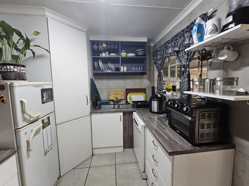 Charming 3-Bedroom Family Home with Versatile Living Spaces - Photo 3