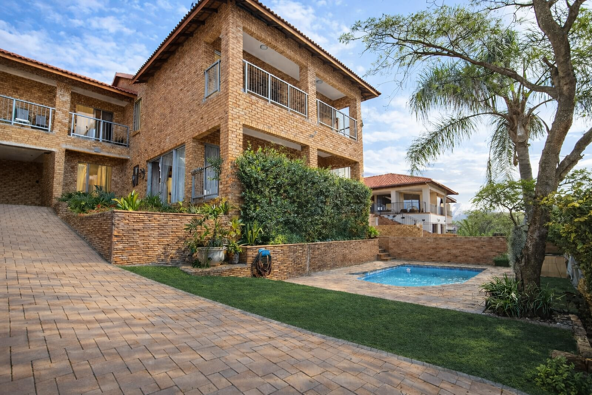 Dual Mandate. Beautiful Family Home with Scenic Views in Rockcliff Estate - Photo 2