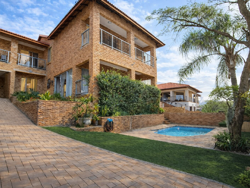 Dual Mandate. Beautiful Family Home with Scenic Views in Rockcliff Estate - Photo 2
