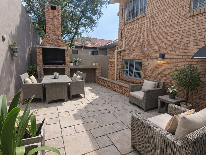 Dual Mandate. Beautiful Family Home with Scenic Views in Rockcliff Estate - Photo 6