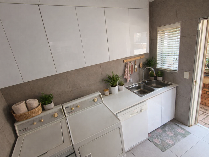 Dual Mandate. Beautiful Family Home with Scenic Views in Rockcliff Estate - Photo 10