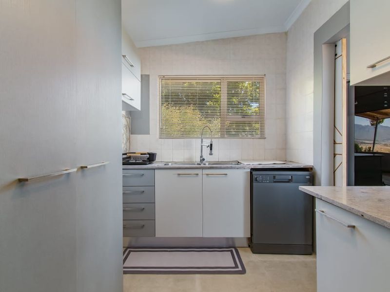 Brand New 4-Bedroom Fully Furnished House for Rent – Gordon's Bay - six month lease only! - Photo 8