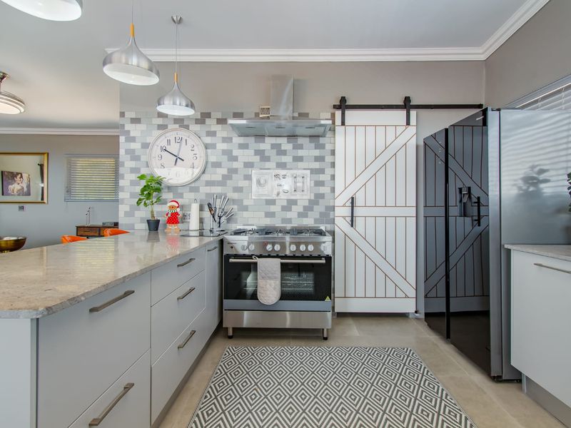 Brand New 4-Bedroom Fully Furnished House for Rent – Gordon's Bay - six month lease only! - Photo 7