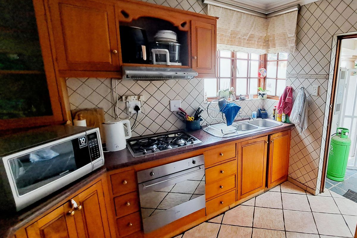 Elegant Cluster Living in Exclusive East Village Estate-Sunward Park - Photo 3