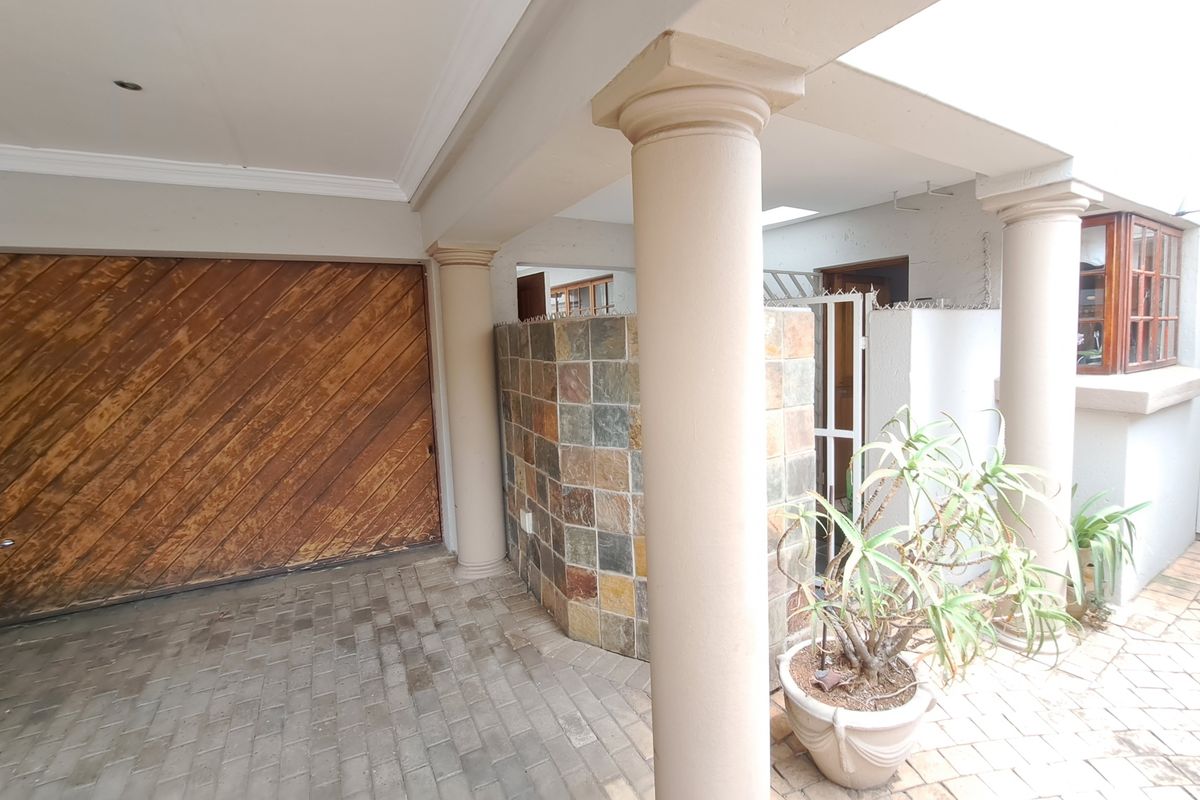 Elegant Cluster Living in Exclusive East Village Estate-Sunward Park - Photo 2