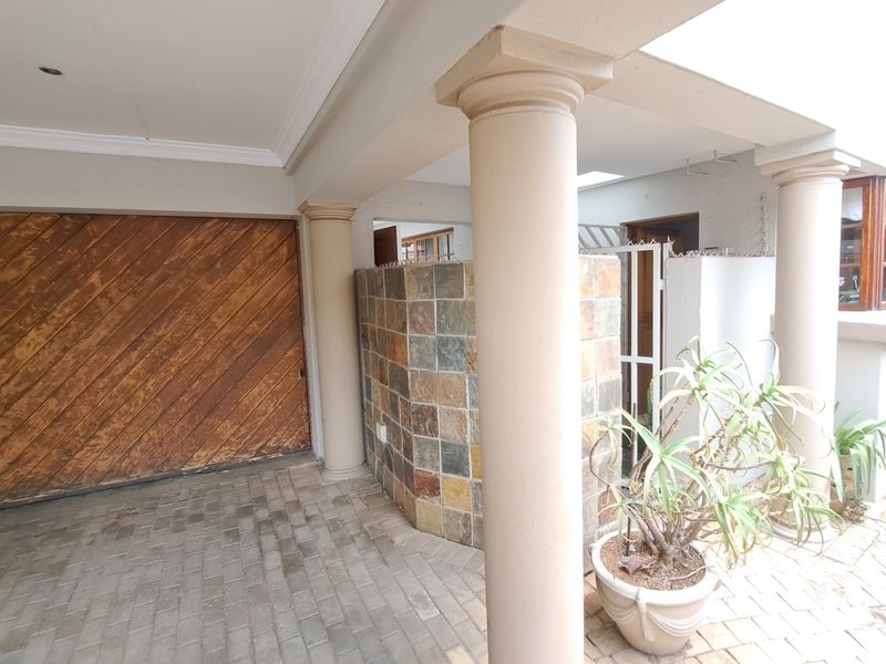Elegant Cluster Living in Exclusive East Village Estate-Sunward Park - Photo 2
