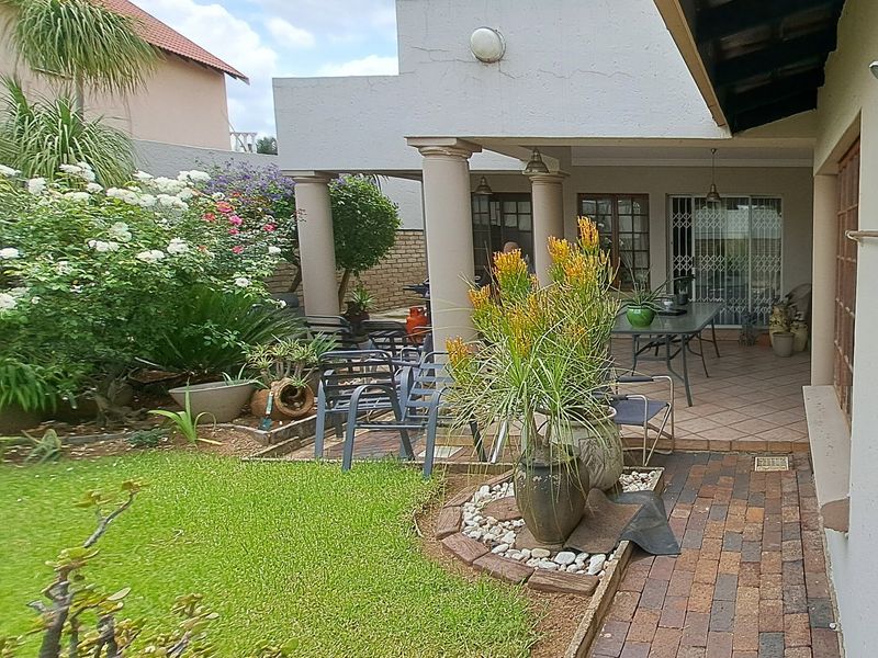 Elegant Cluster Living in Exclusive East Village Estate-Sunward Park - Photo 1
