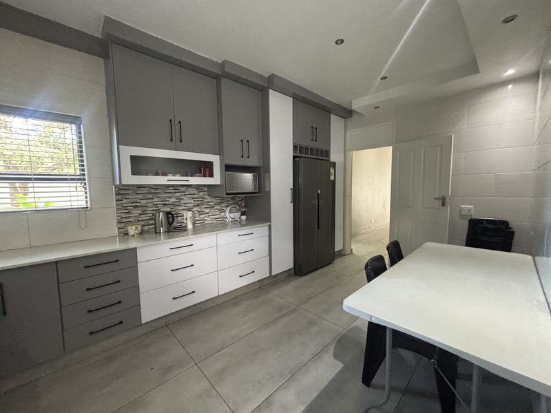 Newly Renovated Home - Photo 8