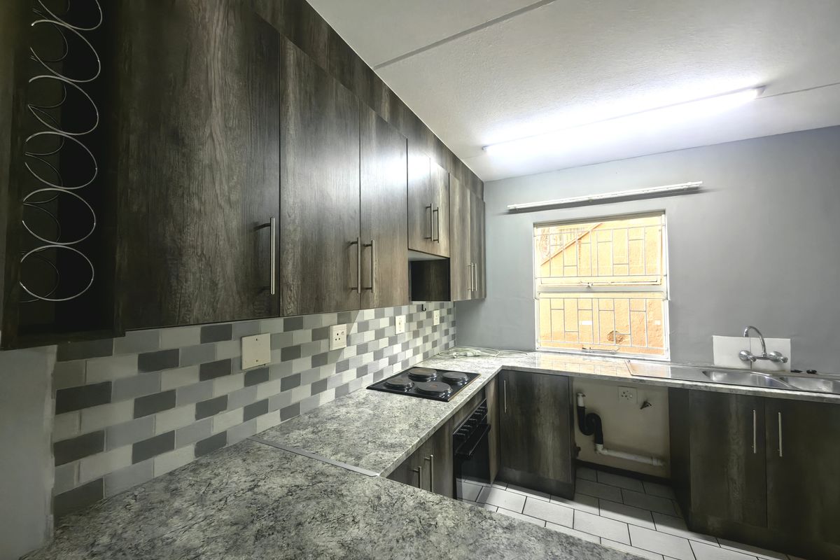 Modern, Renovated Townhouse in High-Demand Safari Gardens - Photo 3