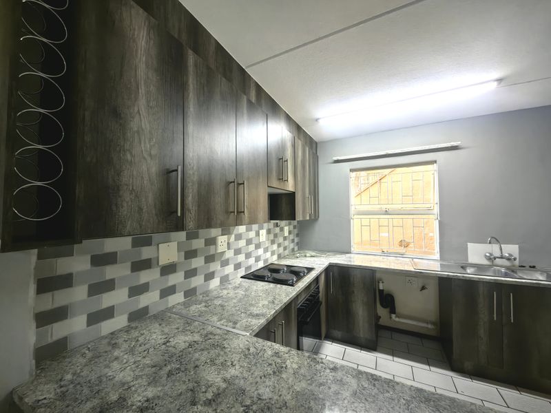 Modern, Renovated Townhouse in High-Demand Safari Gardens - Photo 3