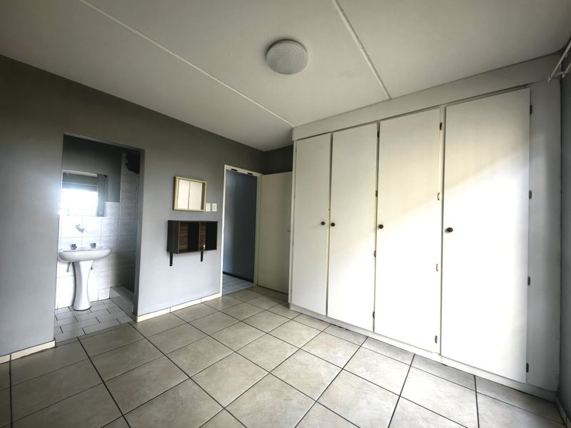 Modern, Renovated Townhouse in High-Demand Safari Gardens - Photo 9