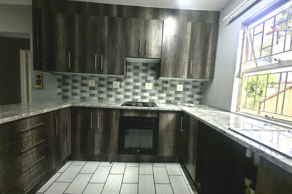 Modern, Renovated Townhouse in High-Demand Safari Gardens - Photo 2