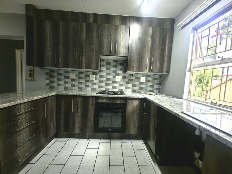 Modern, Renovated Townhouse in High-Demand Safari Gardens - Photo 2