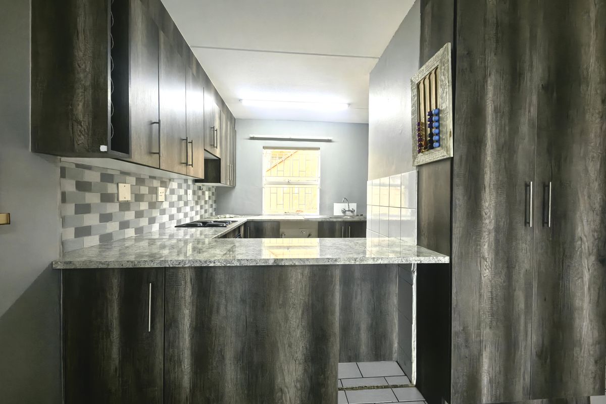 Modern, Renovated Townhouse in High-Demand Safari Gardens - Photo 4