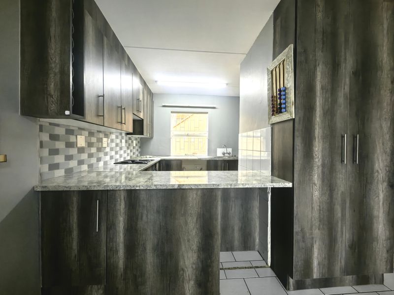 Modern, Renovated Townhouse in High-Demand Safari Gardens - Photo 4