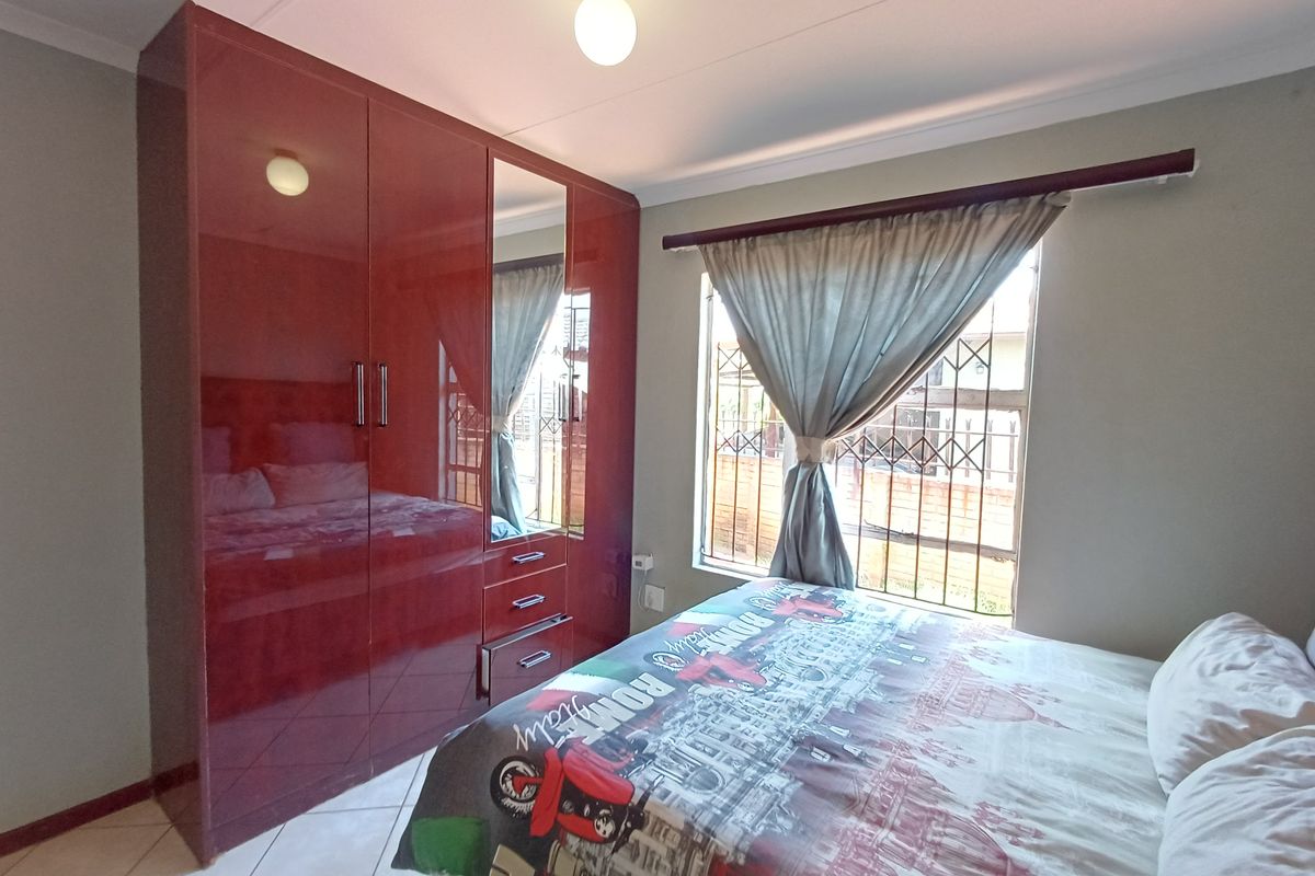 Comfortable Freehold Home in The Orchards - Photo 5