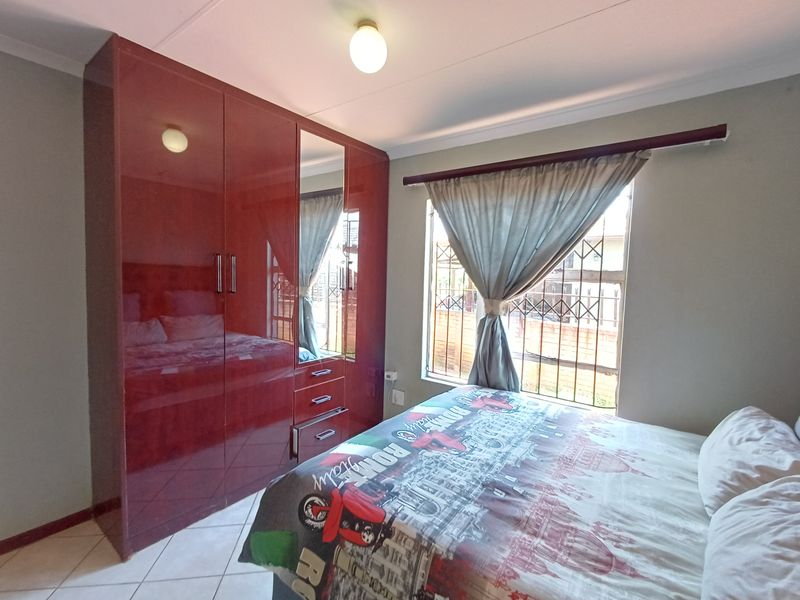 Comfortable Freehold Home in The Orchards - Photo 5
