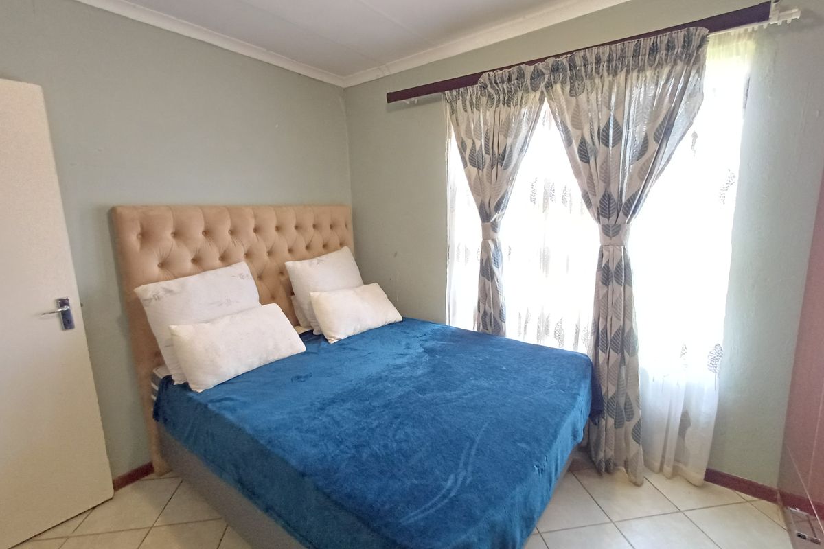 Comfortable Freehold Home in The Orchards - Photo 4