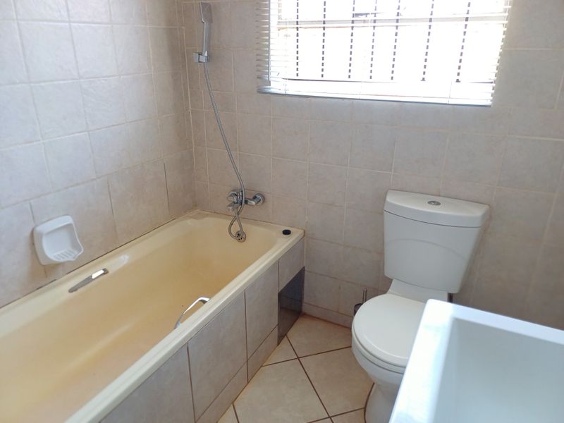 Comfortable Freehold Home in The Orchards - Photo 7