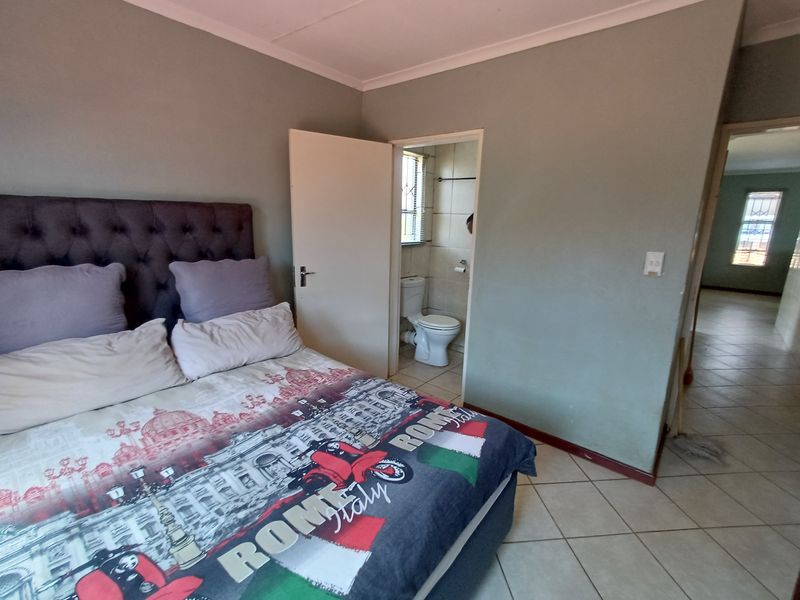 Comfortable Freehold Home in The Orchards - Photo 8