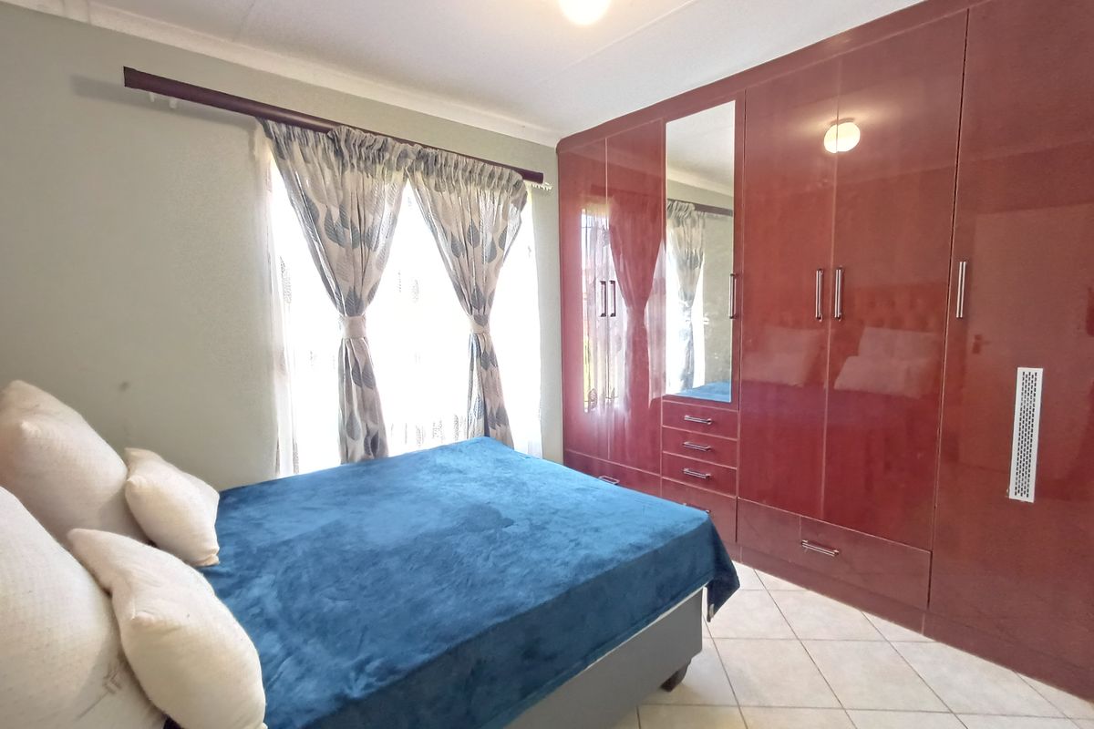 Comfortable Freehold Home in The Orchards - Photo 3