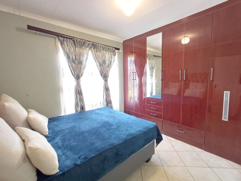 Comfortable Freehold Home in The Orchards - Photo 3