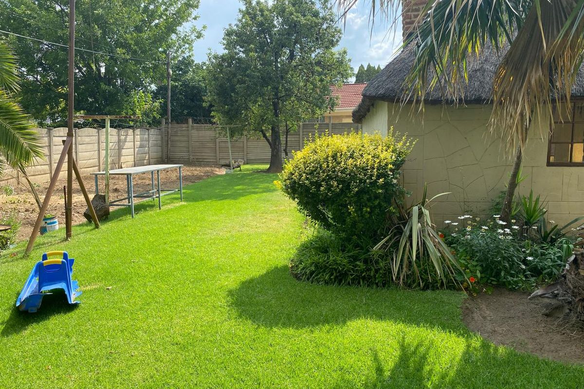 Stunning 8-bedroom home in Bedworth Park, Vereeniging—spacious living, walking distance from  Vut - Photo 5