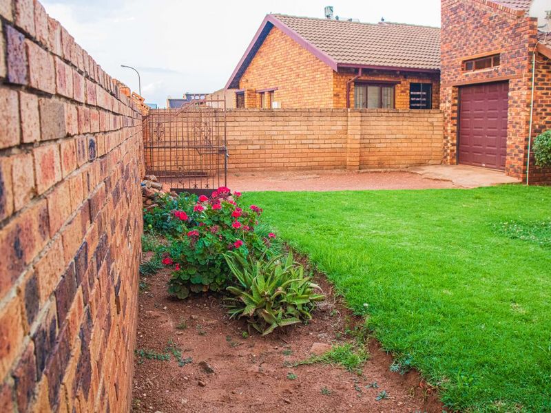 Charming Family Home in Lakeside – Your Dream Awaits! - Photo 3