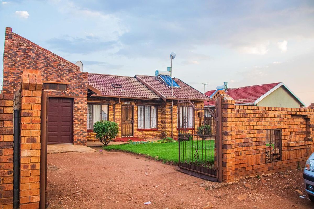 Charming Family Home in Lakeside – Your Dream Awaits! - Photo 5