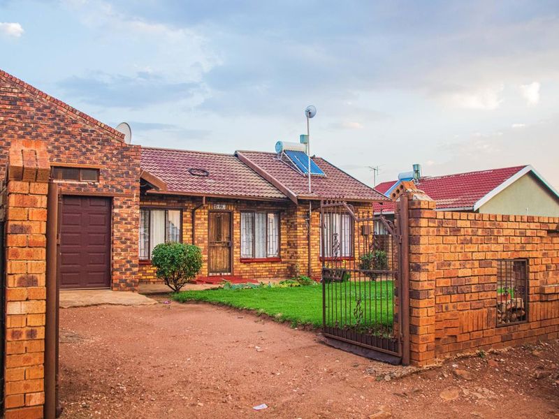 Charming Family Home in Lakeside – Your Dream Awaits! - Photo 5