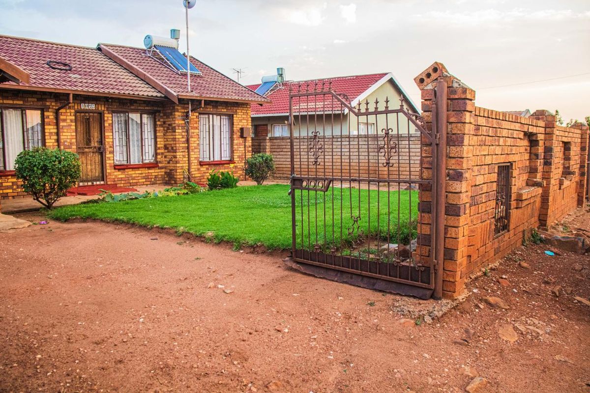 Charming Family Home in Lakeside – Your Dream Awaits! - Photo 2