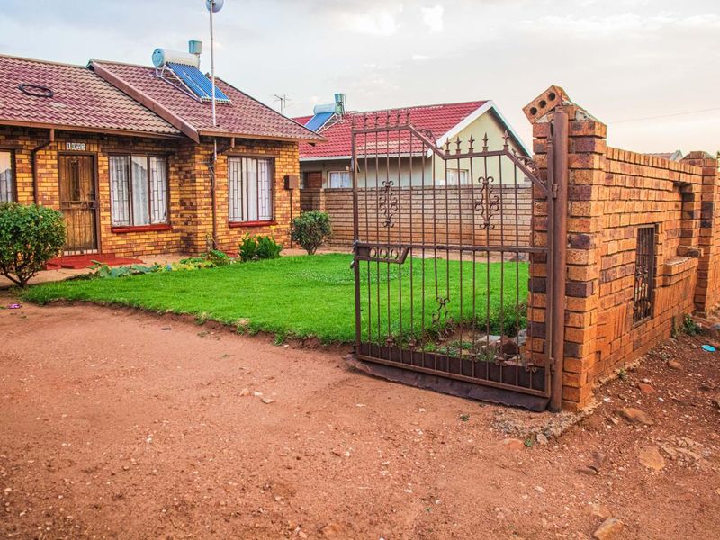 Charming Family Home in Lakeside – Your Dream Awaits! - Photo 2