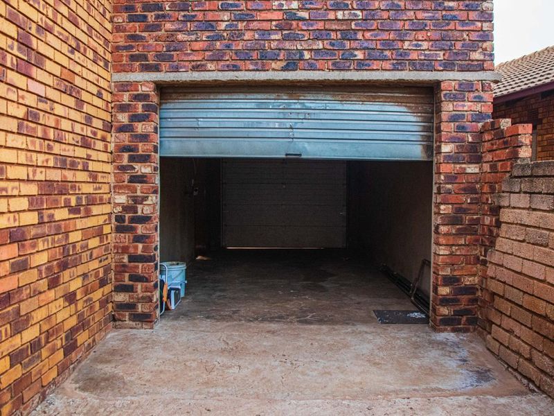 Charming Family Home in Lakeside – Your Dream Awaits! - Photo 4