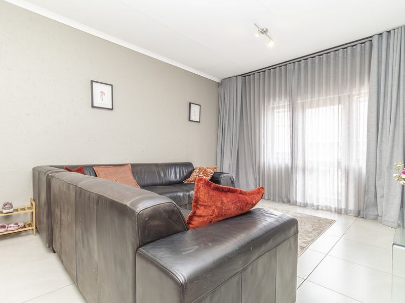 Immaculate Lock and Go- On Show By Appointment - Photo 7