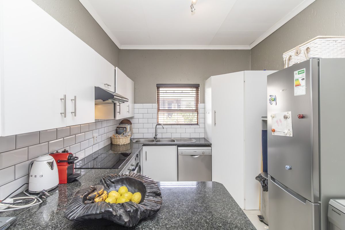 Immaculate Lock and Go- On Show By Appointment - Photo 4