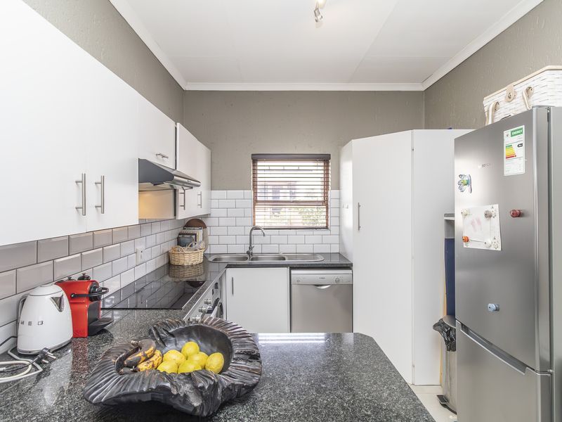 Immaculate Lock and Go- On Show By Appointment - Photo 4