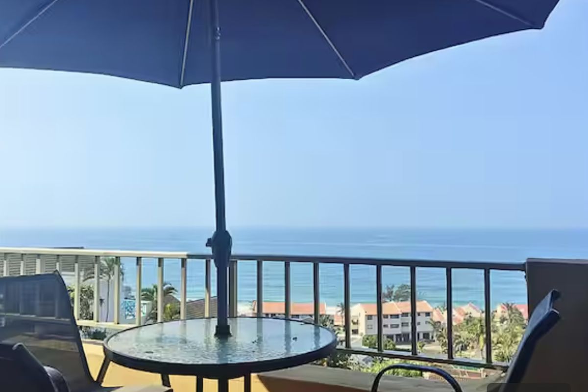 Stunning Coastal Retreat - Photo 2