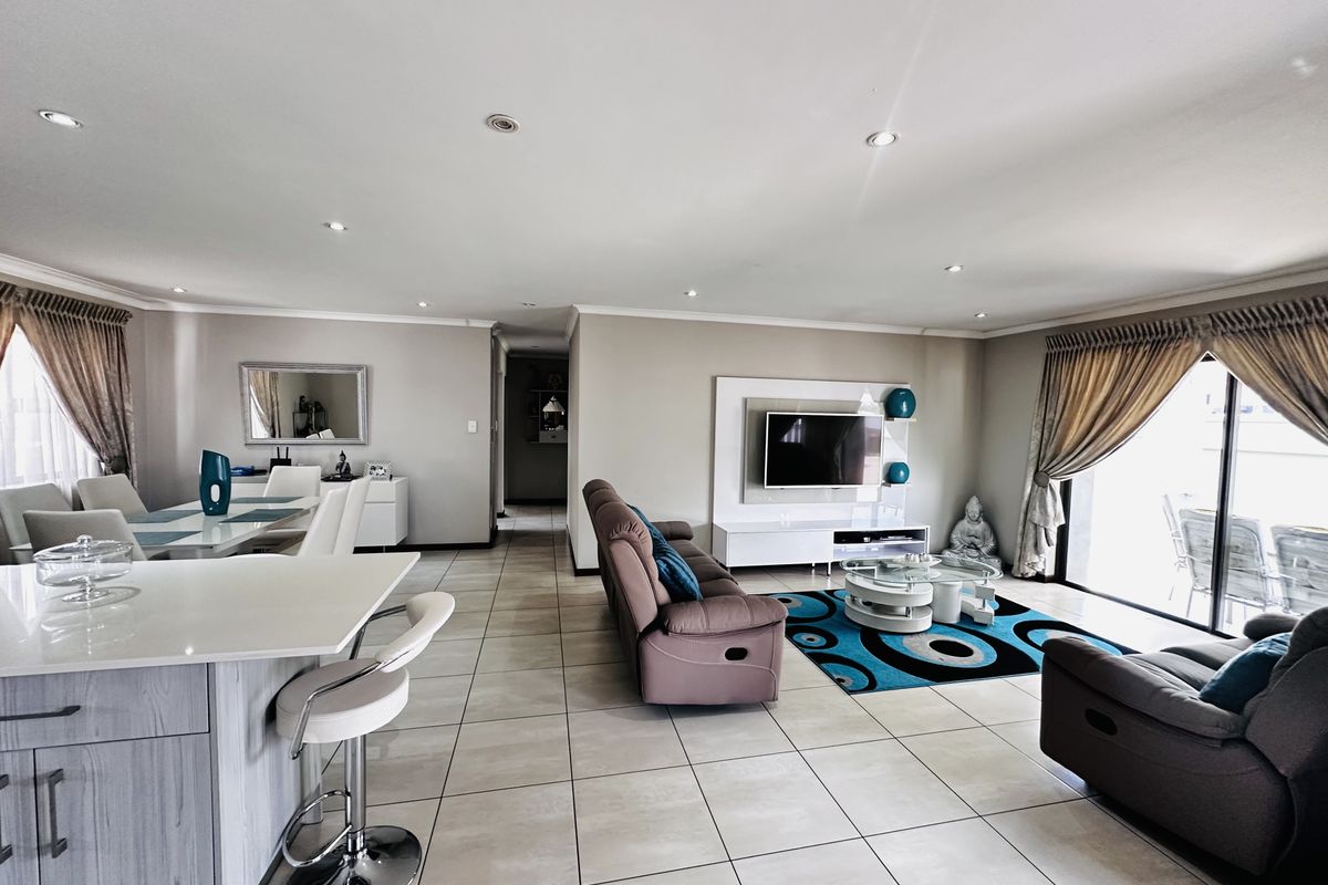 Elegant 3-Bedroom Family Home in Secure Helderwyk Estate - Photo 3