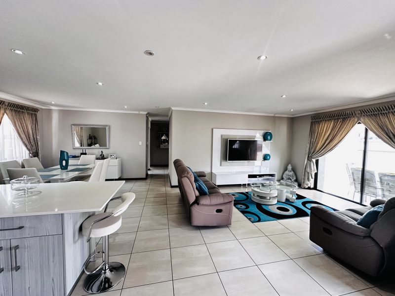 Elegant 3-Bedroom Family Home in Secure Helderwyk Estate - Photo 3