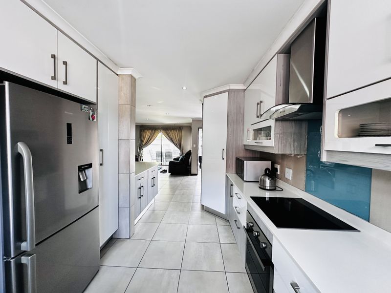 Elegant 3-Bedroom Family Home in Secure Helderwyk Estate - Photo 9