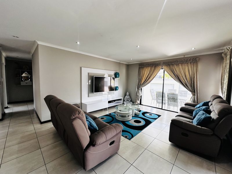 Elegant 3-Bedroom Family Home in Secure Helderwyk Estate - Photo 4